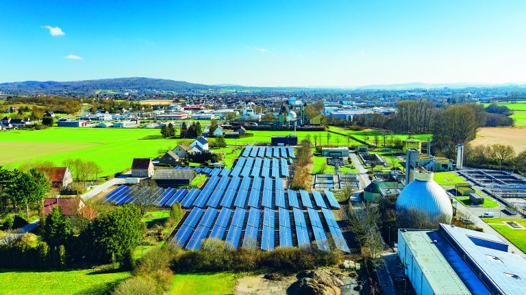 Fernwärneezeugungsanlafen der Stadtwerke Lemgo: Abwasserwärmepumpe und Solarthermieanlage